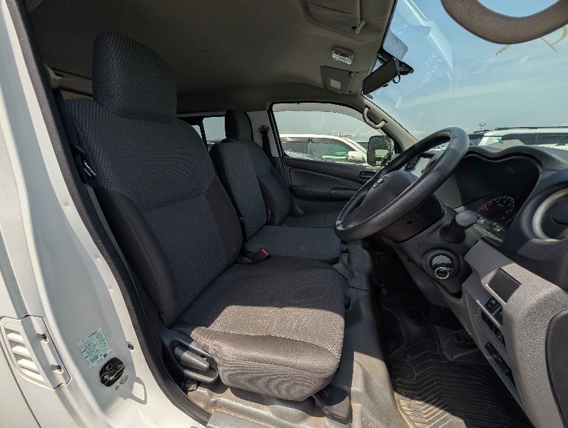  31547  NISSAN CARAVAN  2017  