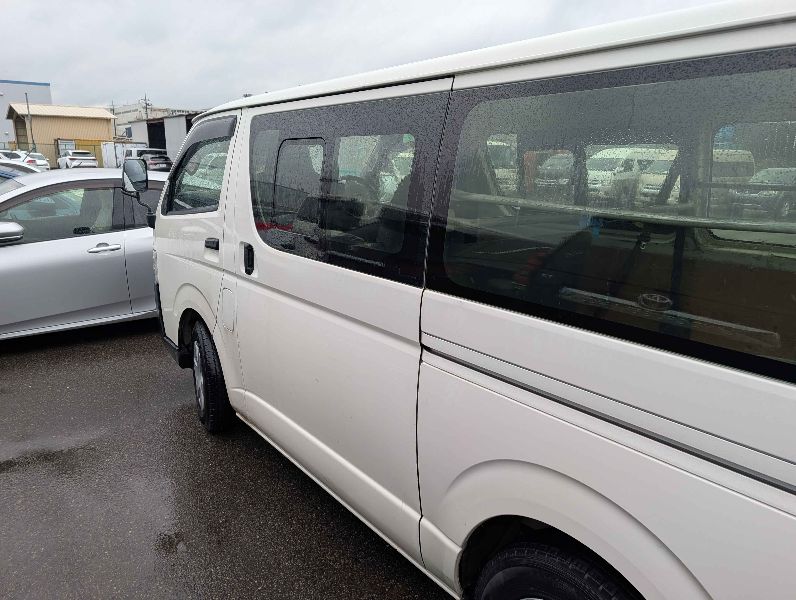  31554  TOYOTA REGIUS  2018  