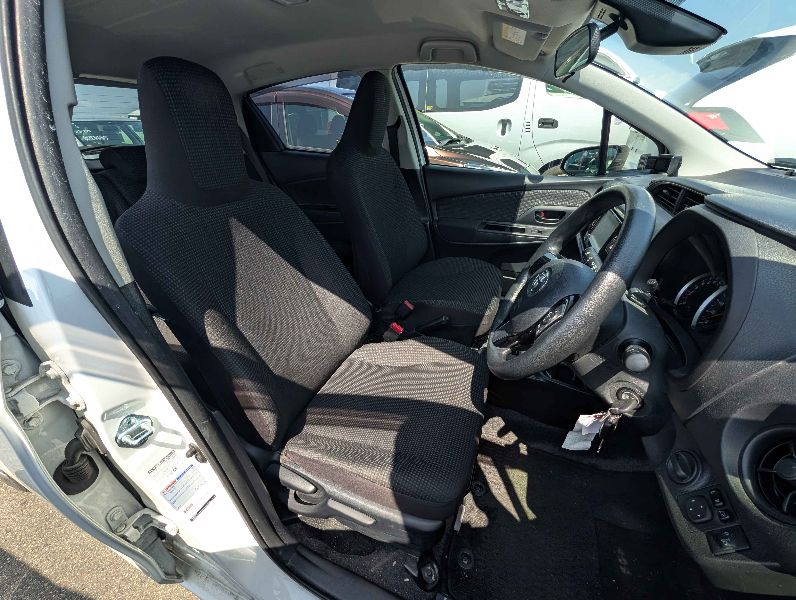  31588  TOYOTA VITZ  2017  