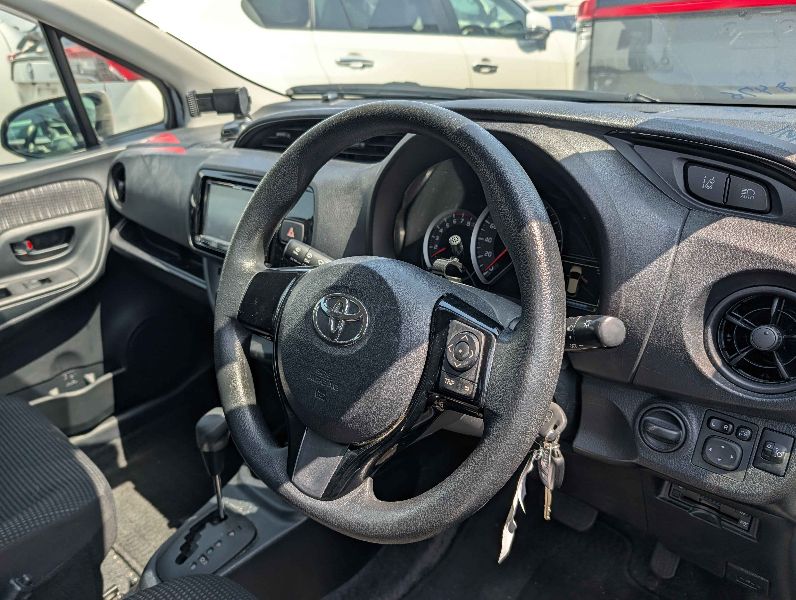  31588  TOYOTA VITZ  2017  