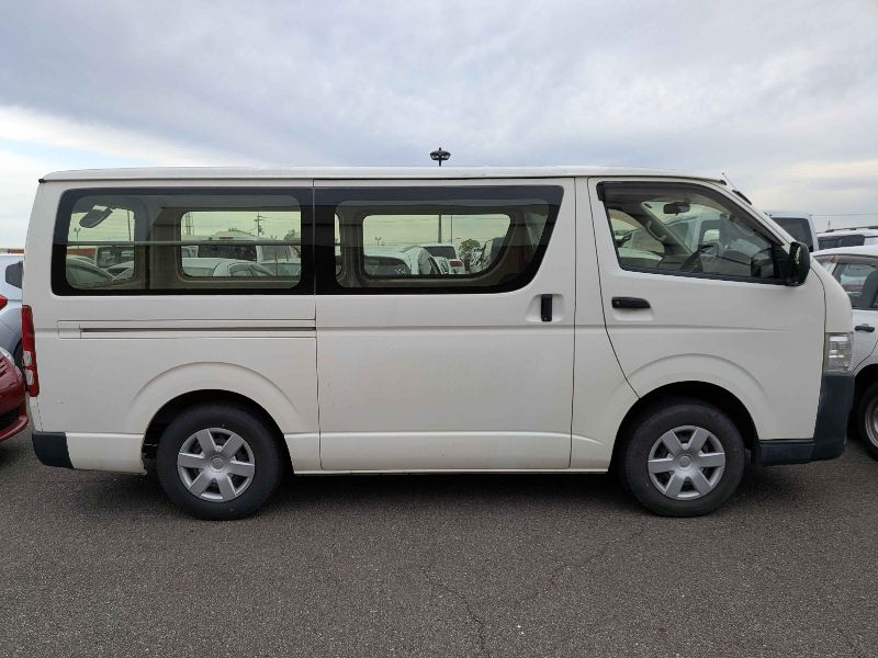  31590  TOYOTA HIACE  2017  
