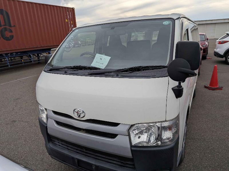  31590  TOYOTA HIACE  2017  