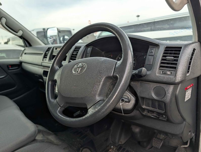  31590  TOYOTA HIACE  2017  