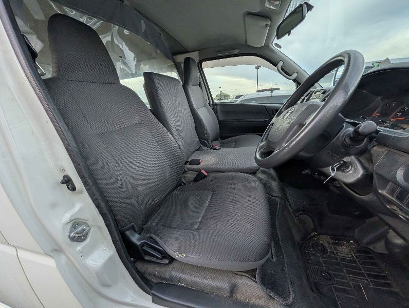  31590  TOYOTA HIACE  2017  