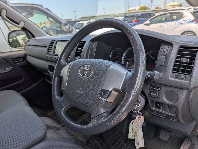  31603  TOYOTA HIACE REGIUS  2018  