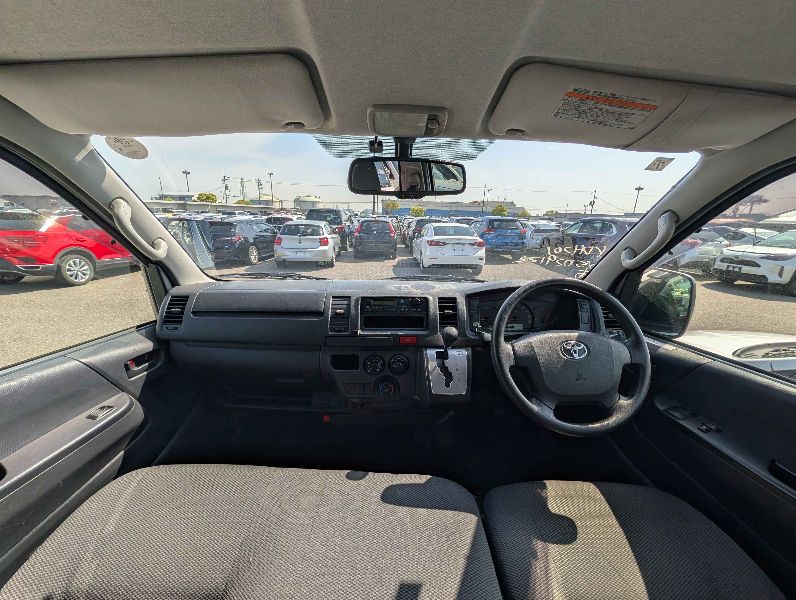  31606  TOYOTA HIACE  2017  