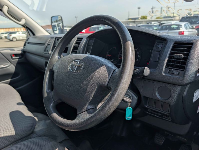  31606  TOYOTA HIACE  2017  