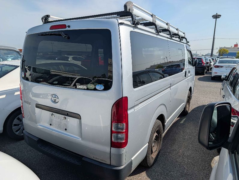  31606  TOYOTA HIACE  2017  