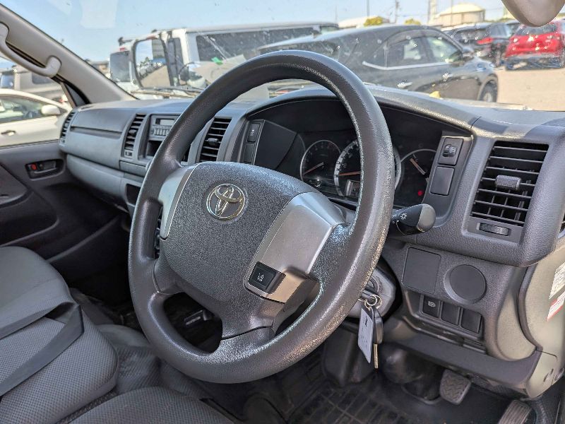  31610  TOYOTA HIACE  2018  