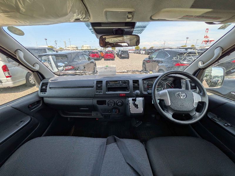  31610  TOYOTA HIACE  2018  