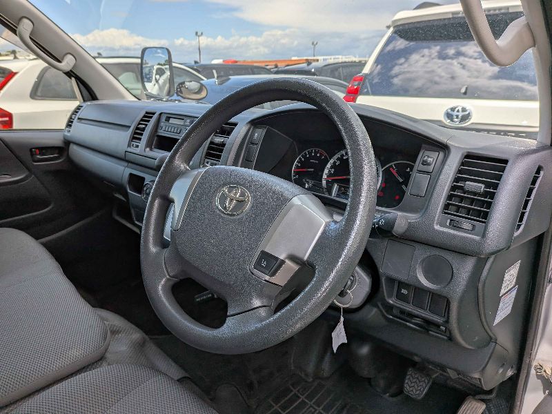  31621  TOYOTA HIACE  2018  