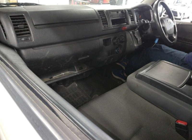  31643  TOYOTA HIACE  2014  