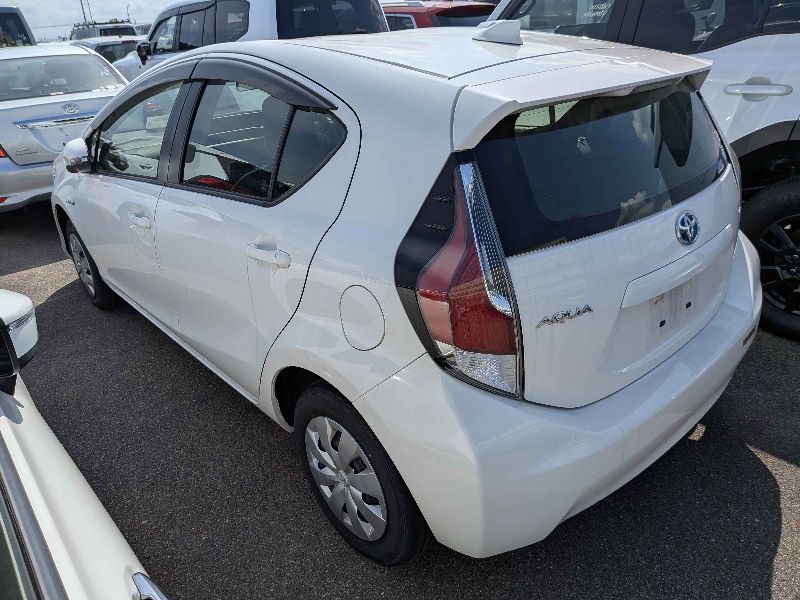  31647  TOYOTA AQUA  2017  
