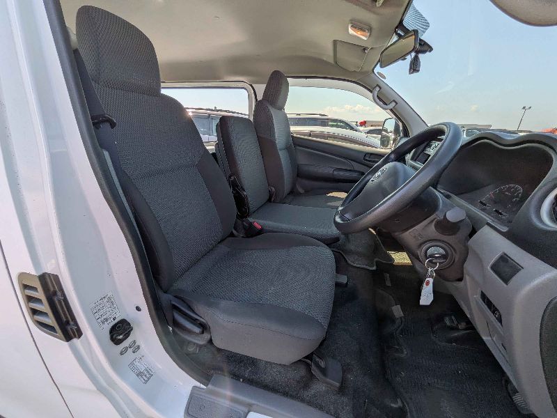  31658  NISSAN CARAVAN  2017  