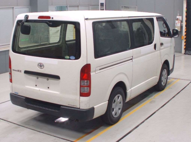  31749  TOYOTA REGIUS  2017  