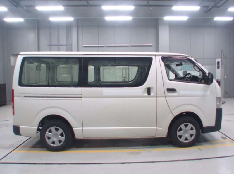  31749  TOYOTA REGIUS  2017  
