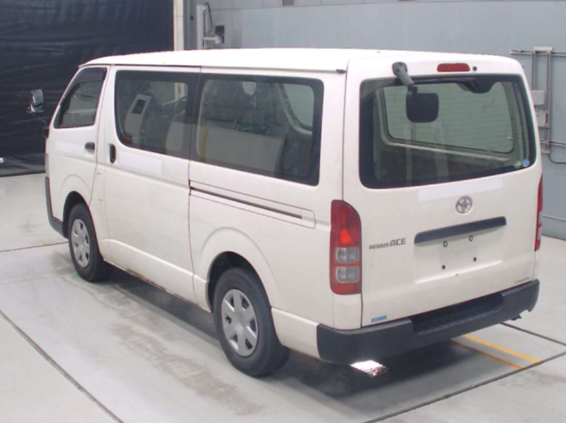  31749  TOYOTA REGIUS  2017  