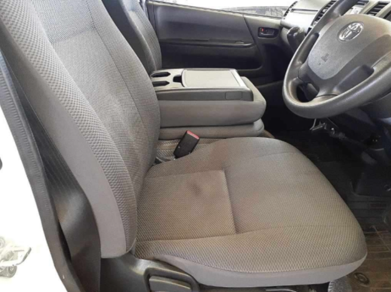  31749  TOYOTA REGIUS  2017  