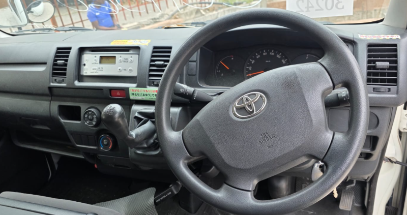  31749  TOYOTA REGIUS  2017  