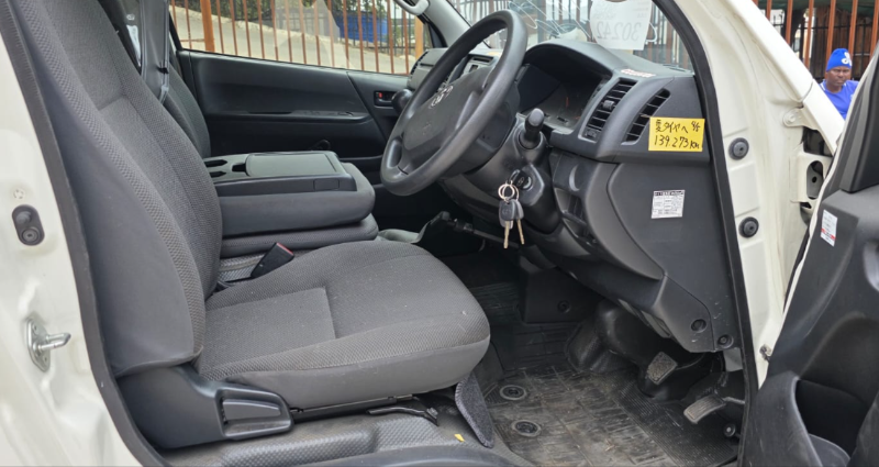  31749  TOYOTA REGIUS  2017  