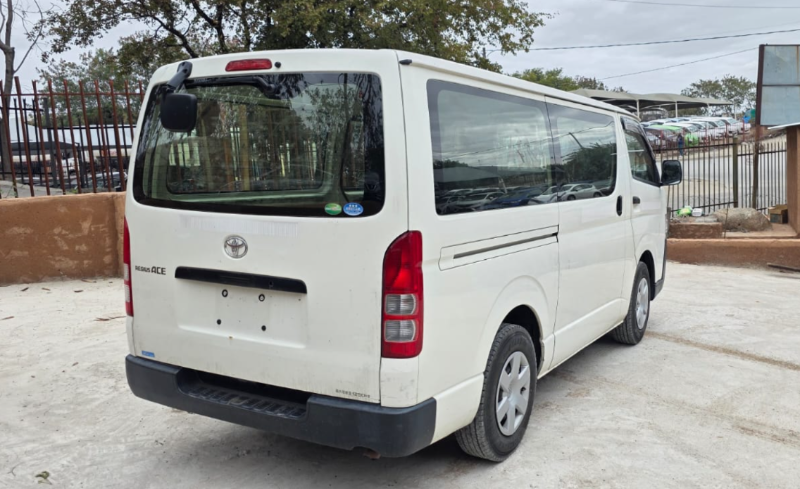  31749  TOYOTA REGIUS  2017  