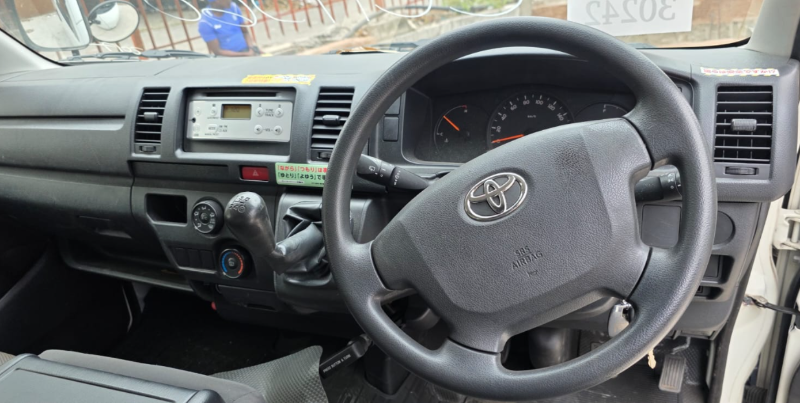  31749  TOYOTA REGIUS  2017  