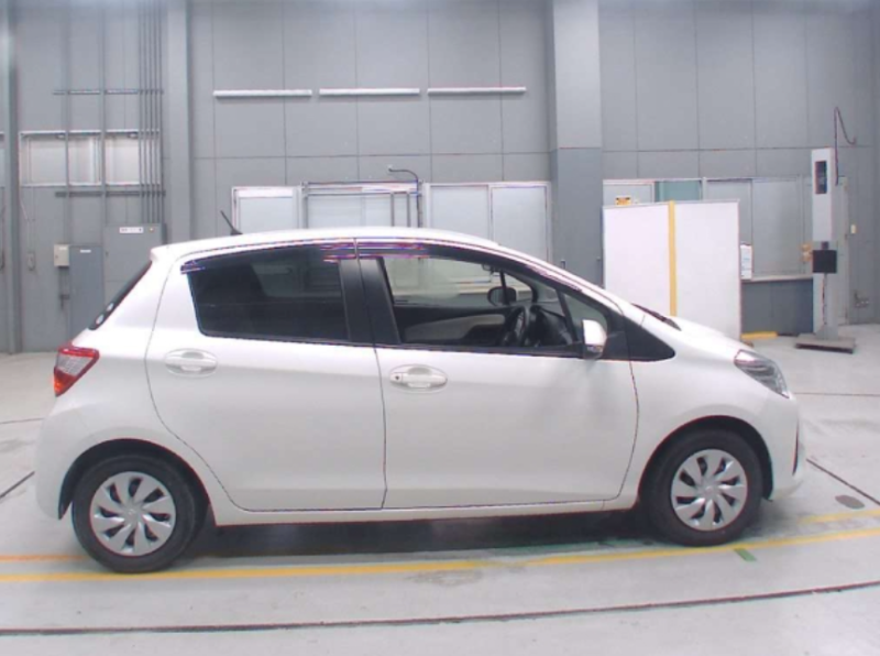  31753  TOYOTA VITZ  2017  