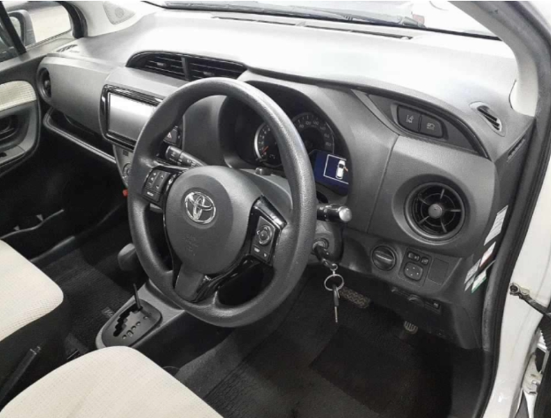  31753  TOYOTA VITZ  2017  