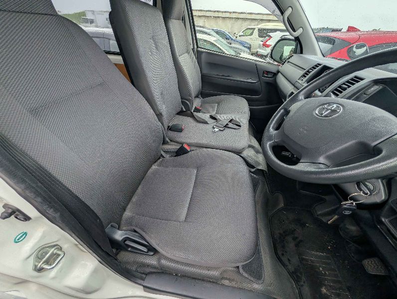  31759  TOYOTA HIACE  2018  