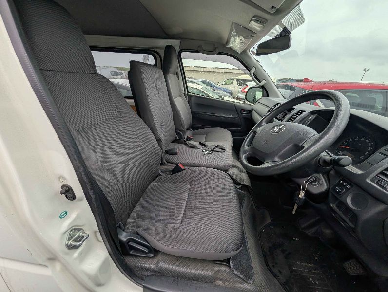  31759  TOYOTA HIACE  2018  