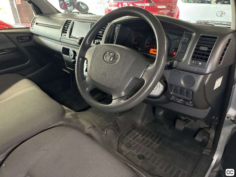  31760  TOYOTA REGIUS  2017  
