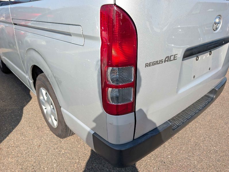  31760  TOYOTA REGIUS  2017  