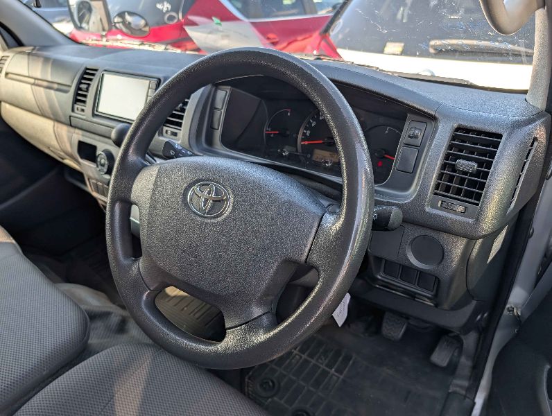  31760  TOYOTA REGIUS  2017  