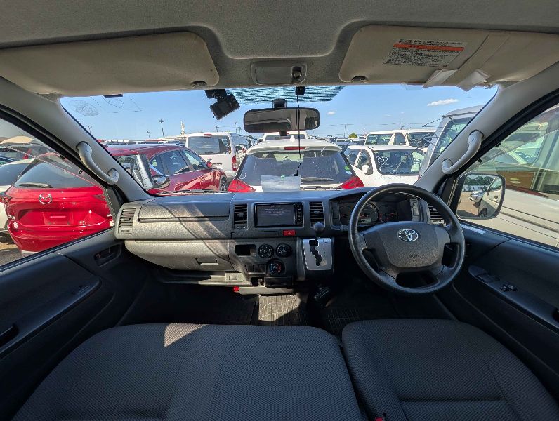  31760  TOYOTA REGIUS  2017  