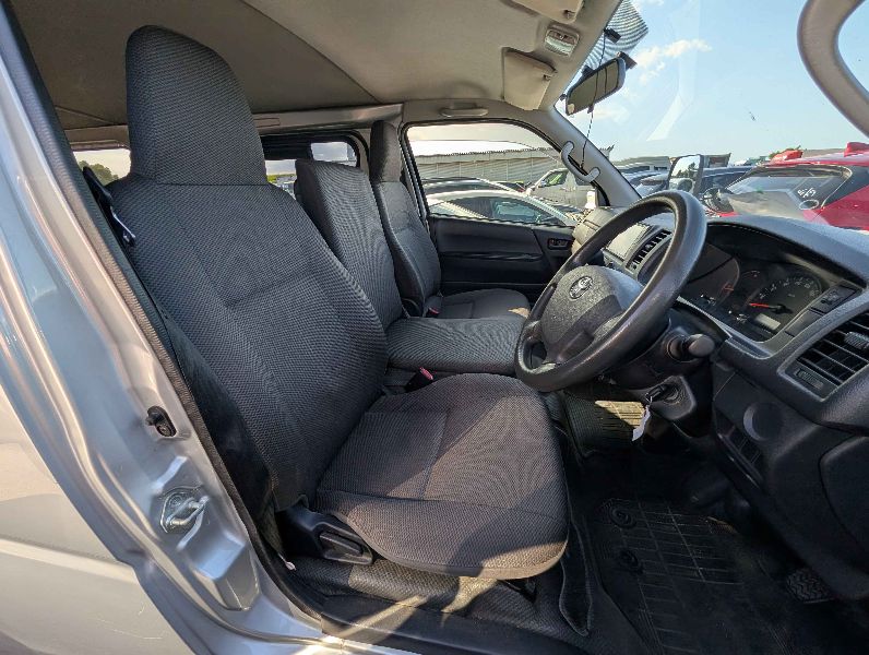  31760  TOYOTA REGIUS  2017  