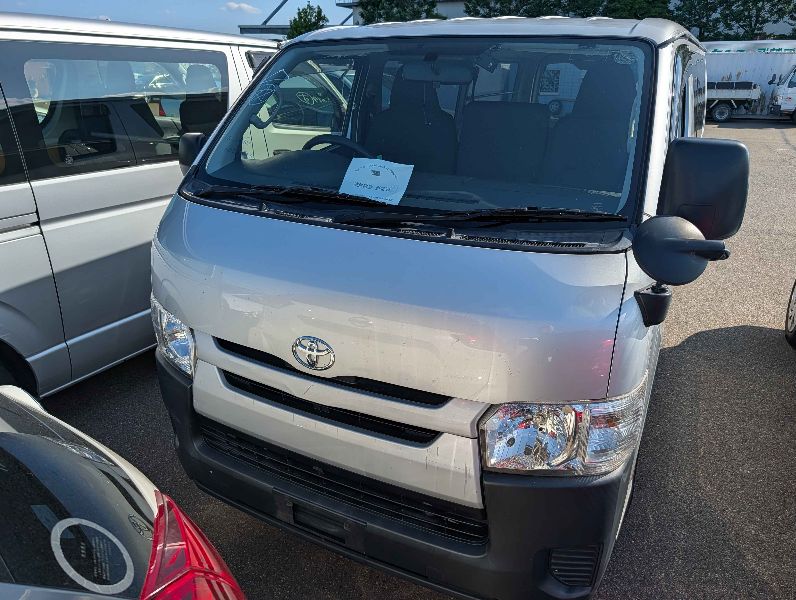  31760  TOYOTA REGIUS  2017  