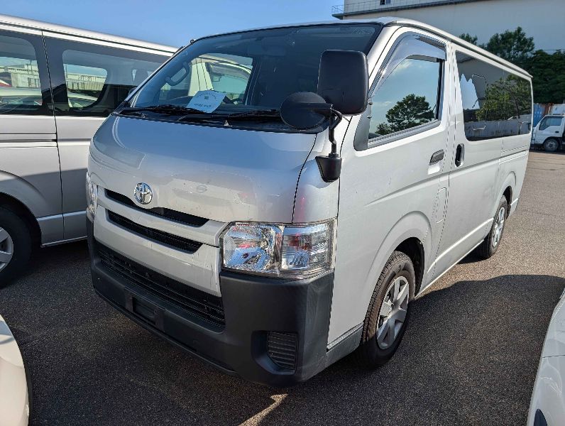  31760  TOYOTA REGIUS  2017 