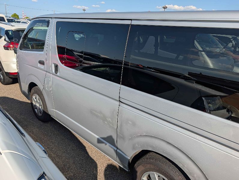  31760  TOYOTA REGIUS  2017  