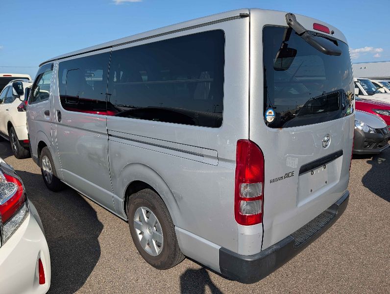  31760  TOYOTA REGIUS  2017  