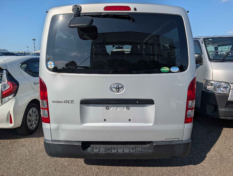  31760  TOYOTA REGIUS  2017  