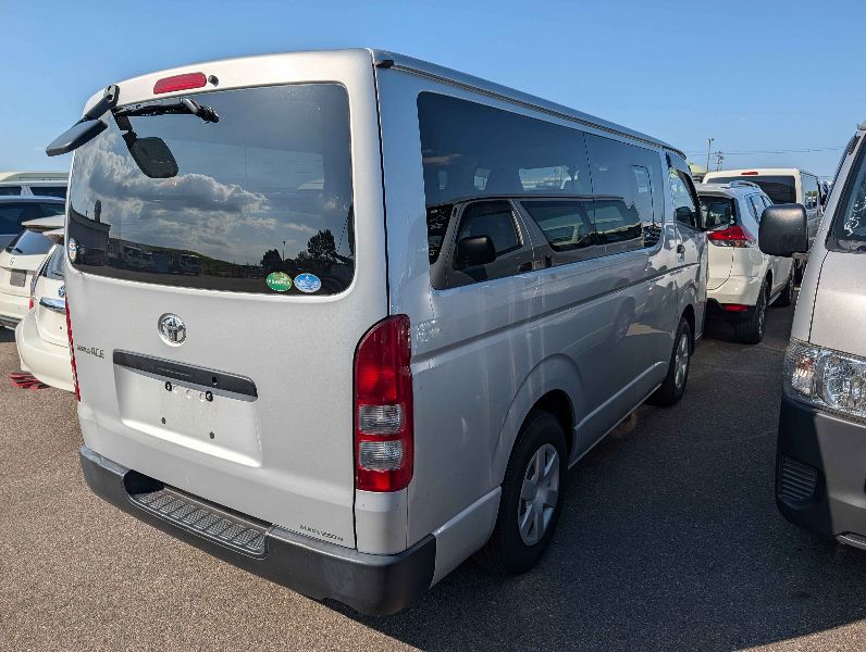  31760  TOYOTA REGIUS  2017  
