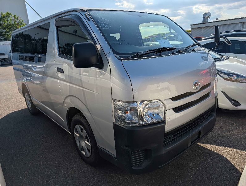  31760  TOYOTA REGIUS  2017  