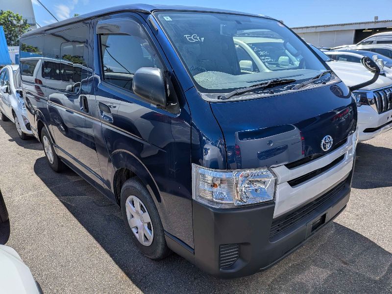  31792  TOYOTA REGIUS  2017 