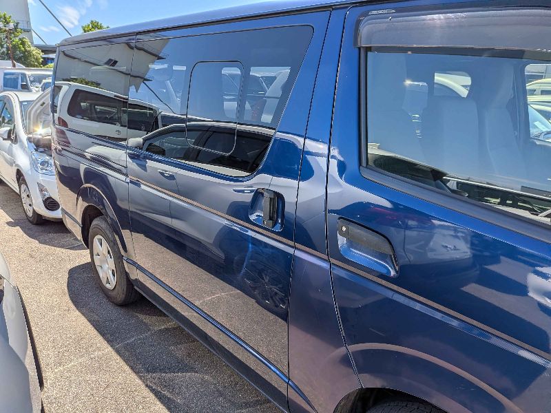  31792  TOYOTA REGIUS  2017  