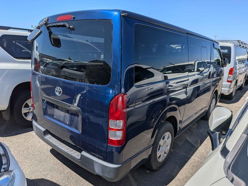  31792  TOYOTA REGIUS  2017  
