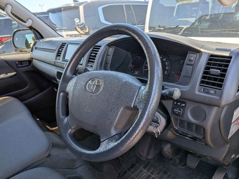  31792  TOYOTA REGIUS  2017  