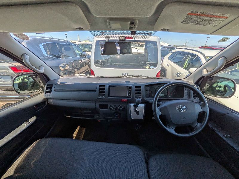  31792  TOYOTA REGIUS  2017  