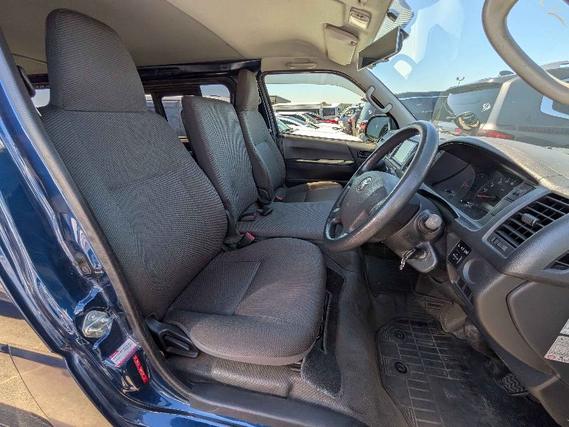  31792  TOYOTA REGIUS  2017  
