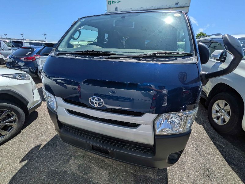 31792  TOYOTA REGIUS  2017  