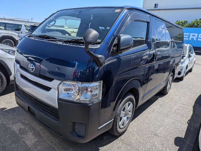  31792  TOYOTA REGIUS  2017  